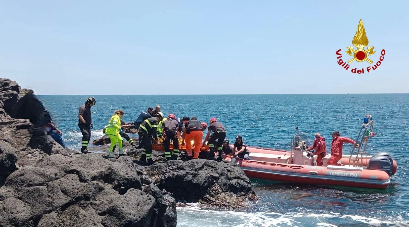 Sedicenne cade sugli scogli da 5 metri di altezza: soccorso dai pompieri
