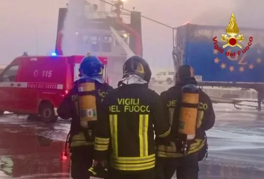 Incendio al porto di Catania: le operazioni di spegnimento