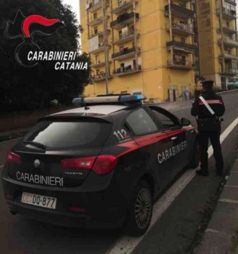 Aggressione a Librino, tenta di spingere la madre dalla finestra