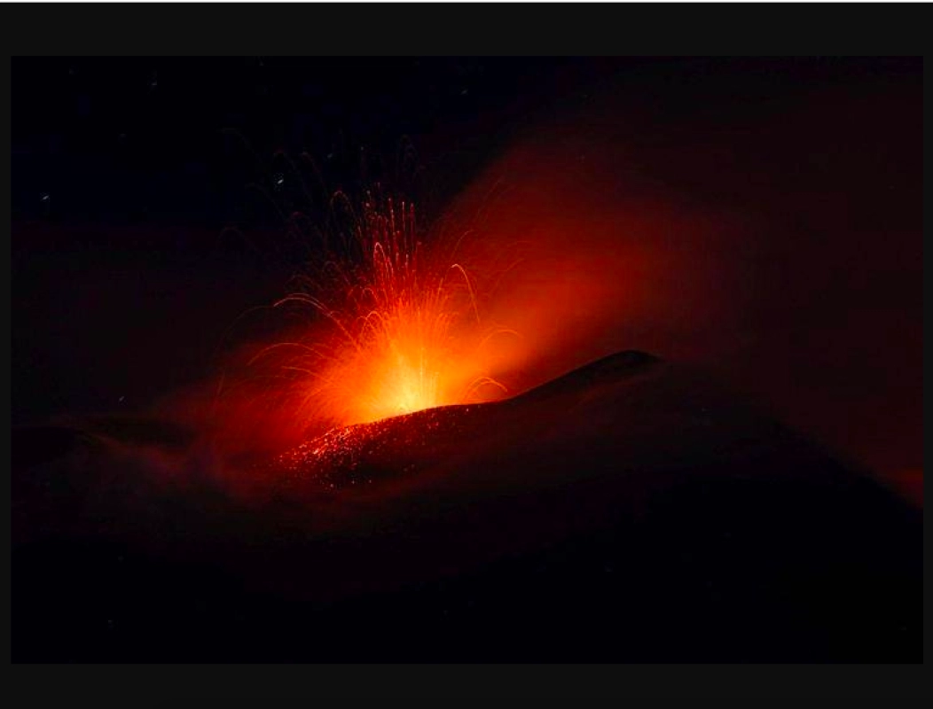 Etna: nuova attività eruttiva con fontane di lava e nube di cenere