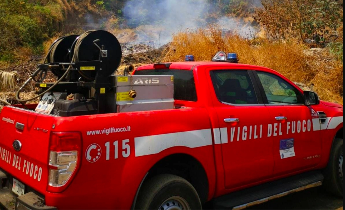 Autobus in fiamme sull’A18 Messina-Catania