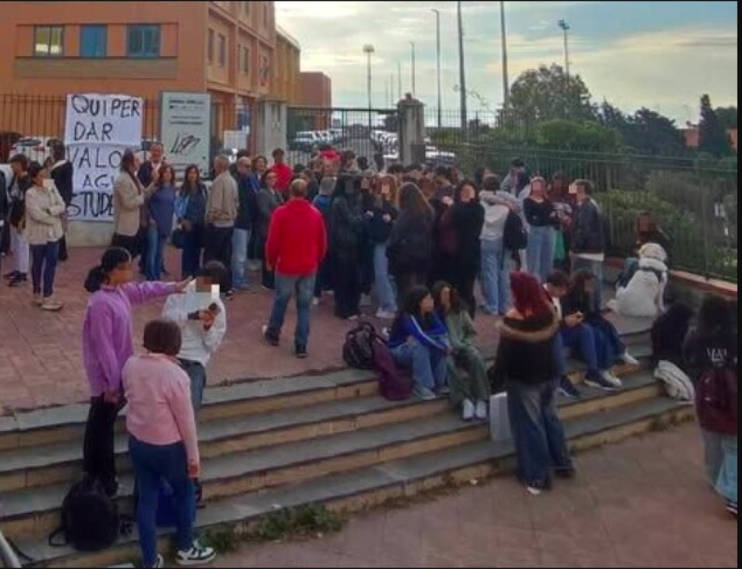 Messina: orario di lezioni insostenibile, protesta davanti al lice artistico Basile