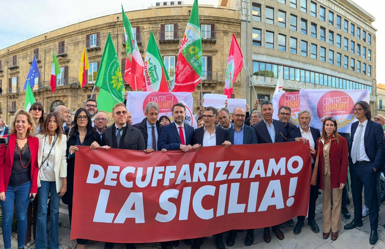 Palermo, scoppia la protesta delle opposizioni: “Decuffarizziamo la Sicilia”