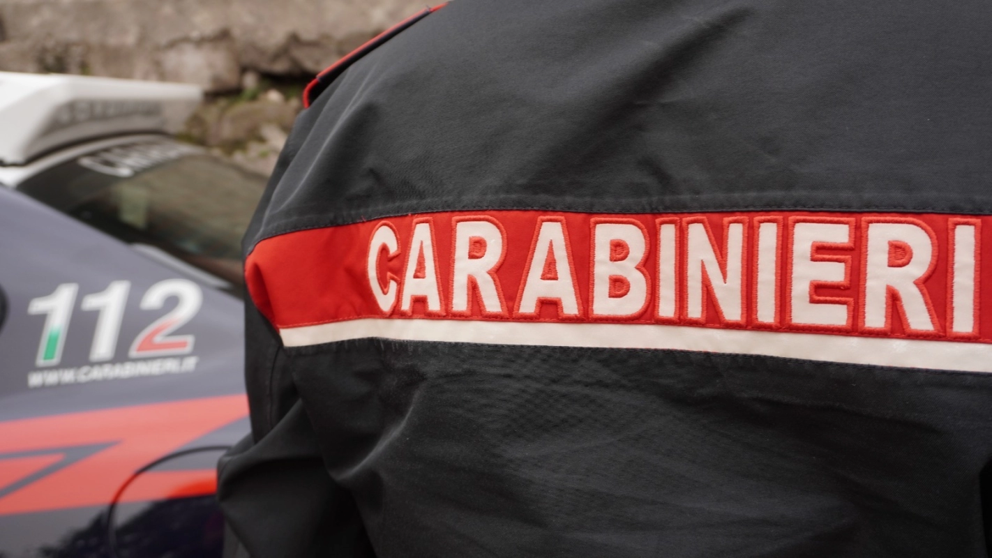 Cade dal balcone e resta appeso all’antenna: salvato dai carabinieri