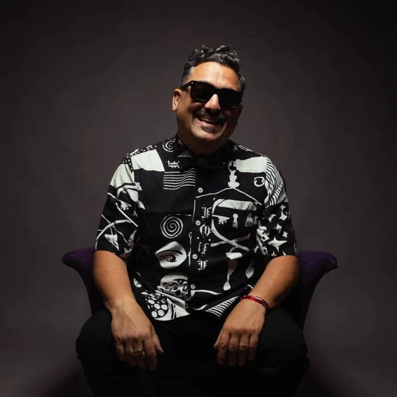 Colpito da calcinacci mentre butta la spazzatura: disavventura per Roy Paci