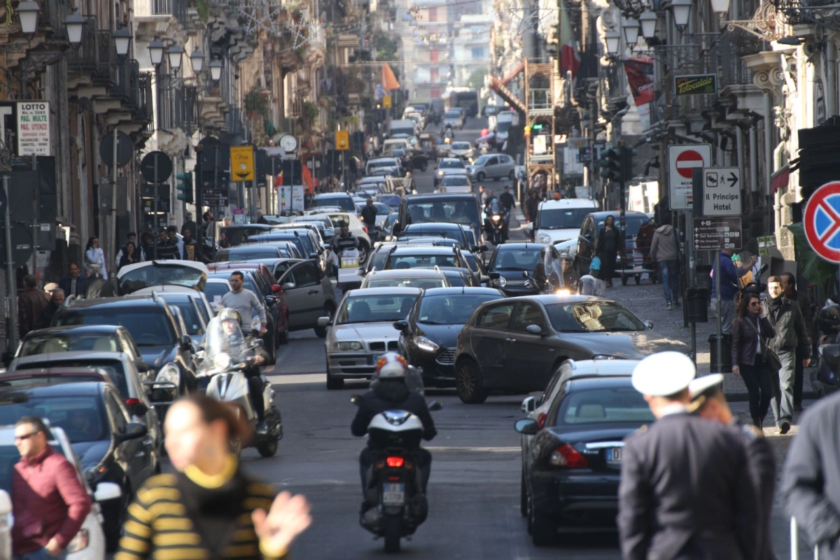 Catania: Traffico Natalizio e Sfide alla Viabilità del Centro Storico
