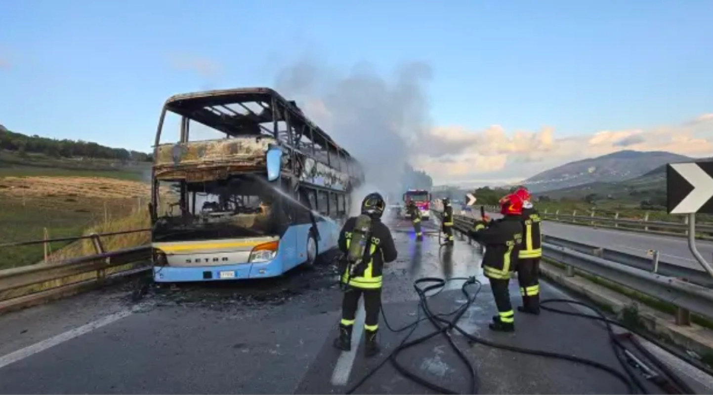 Pullman in fiamme sull’autostrada Palermo-Mazara