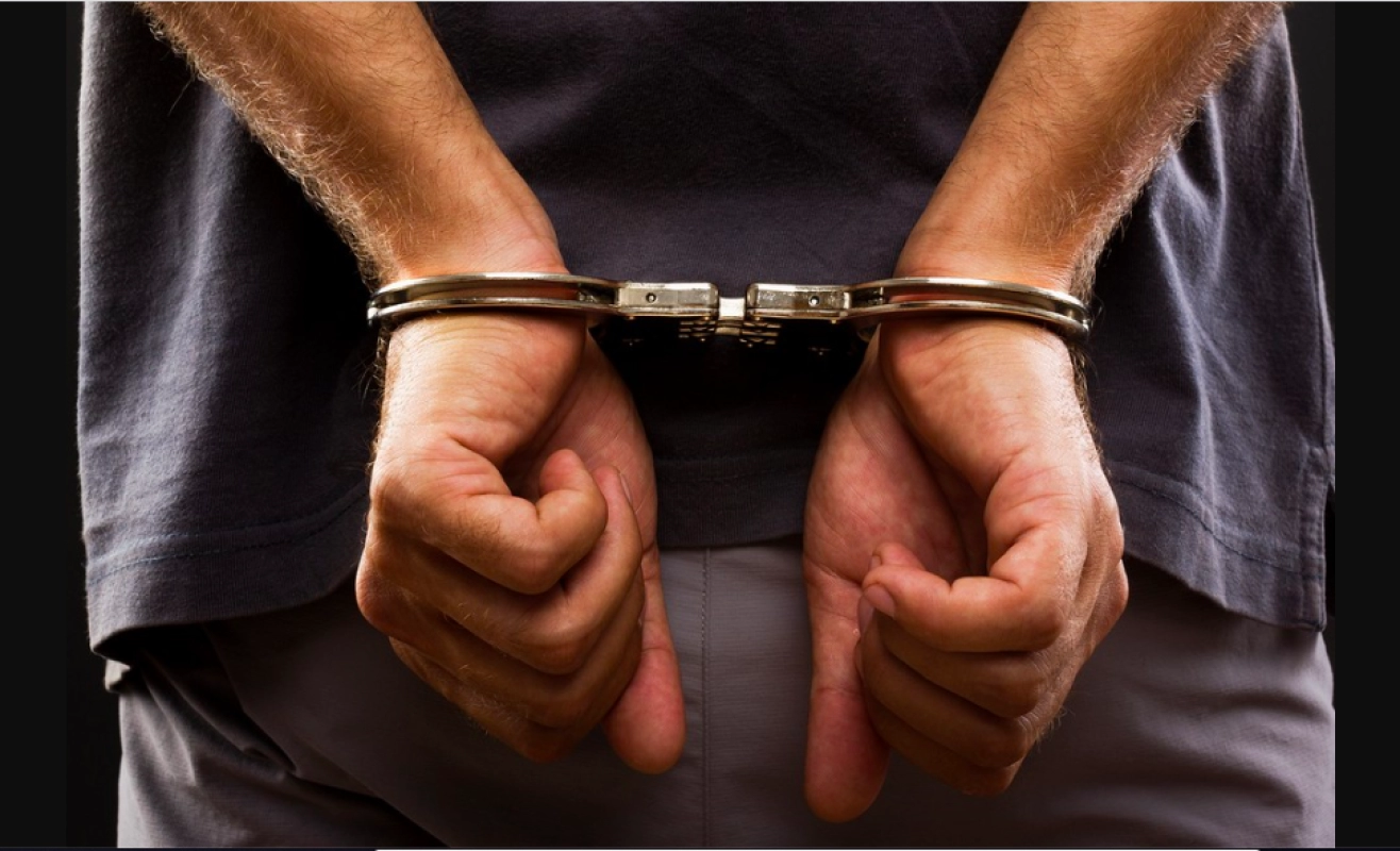 Imbavagliati e derubati bottino da mezzo milione di euro, arrestati due ladri