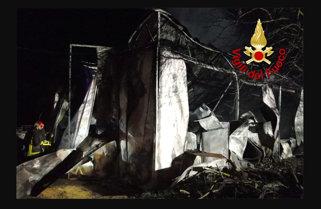 Barrafranca, capannone in fiamme distrutti i mezzi all’interno