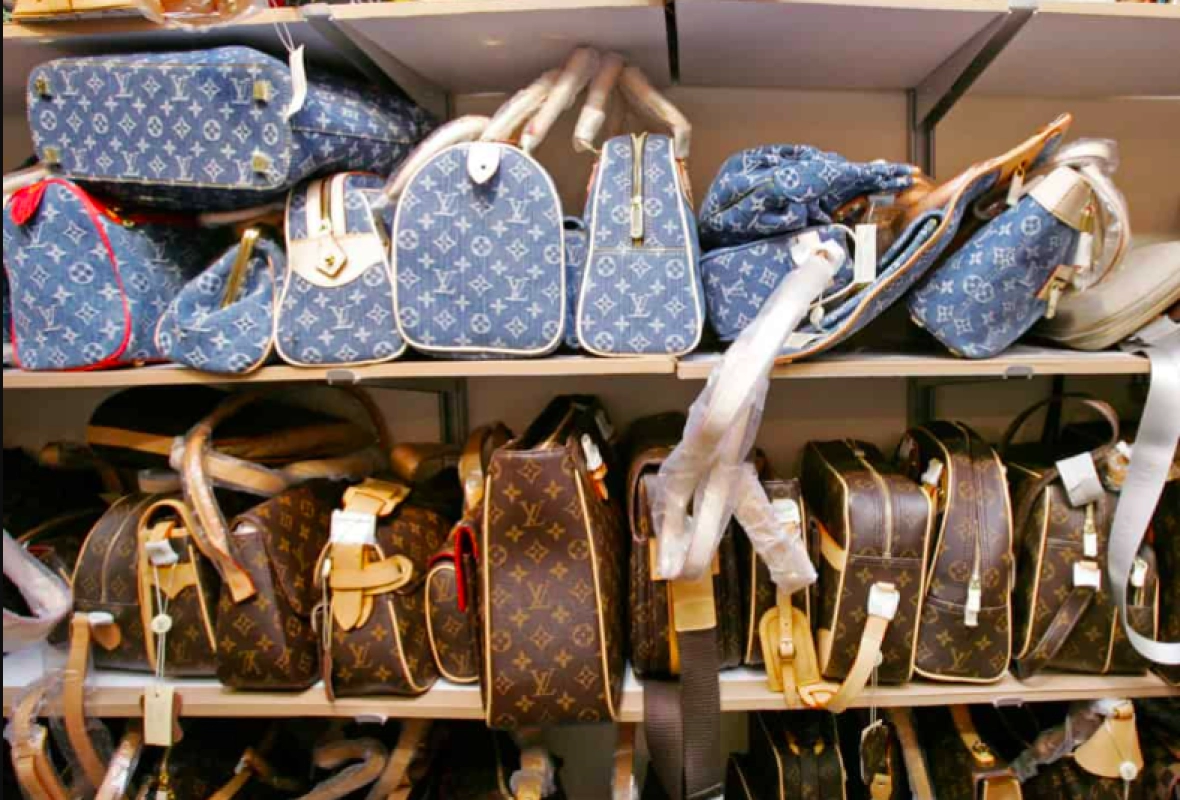 Scoperto business online di falsi di lusso